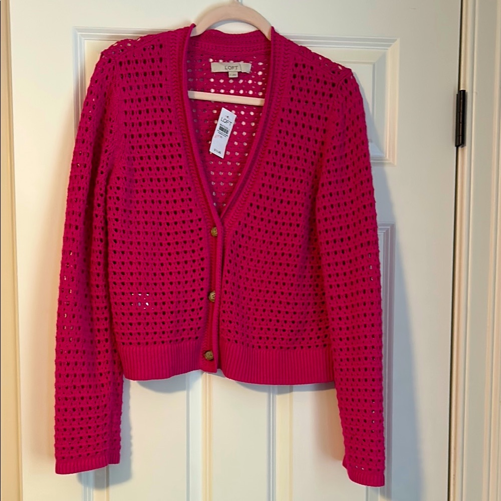NWT PINK SWEATER size medium, v neck three button